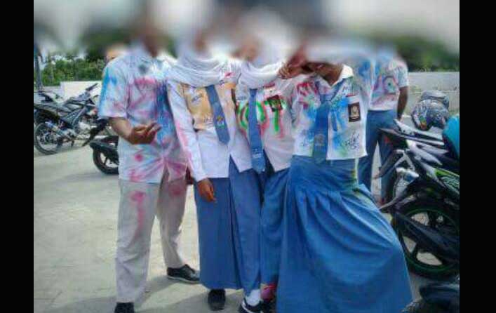 Siswa saat melakukan konvoi dan coret-coret baju. foto: AHMAD/ BANGSAONLINE