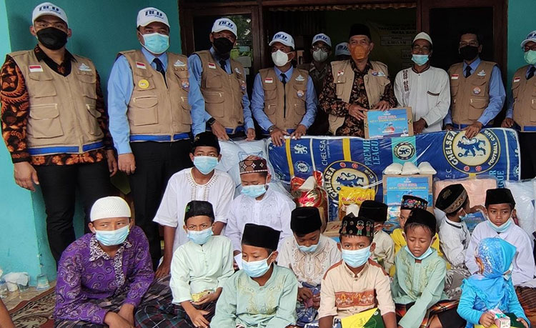 Yayasan Panti Asuhan Yatim dan Duafa Al-Khasanah di Dusun Pendopo RT 04 RW 01, Desa Entalsewu, Kecamatan Buduran, Kabupaten Sidoarjo mendapatkan bantuan tempat tidur dan paket kebutuhan pokok. (foto: ist)