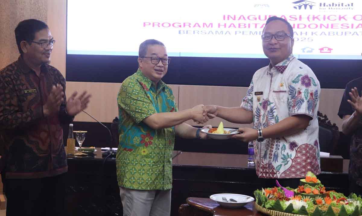 Wakil Bupati Gresik saat menyerahkan potongan tumpeng kepada National Director Habitat for Humanity Indonesia saat peluncuran program Home Equal. Foto: Ist