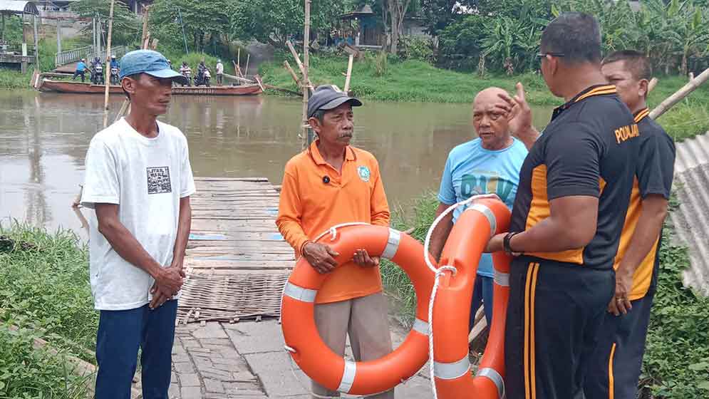Antisipasi Laka Air, Kapolsek Balongbendo Pastikan Penyebrangan Tambangan Perahu dalam Kondisi Baik