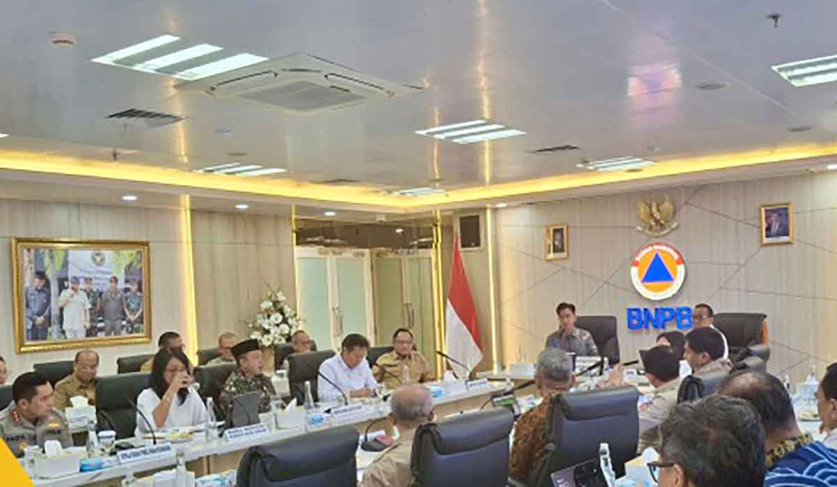 Menteri ATR/BPN saat menghadiri rapat dengan BNPB terkait erupsi Gunung Lewotobi.