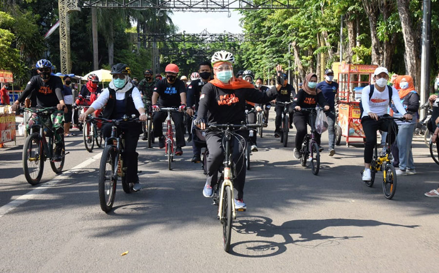 Gowes di Bojonegoro, Gubernur Khofifah Bagi Sembako dan Sosialisasi Pakai Masker yang Benar