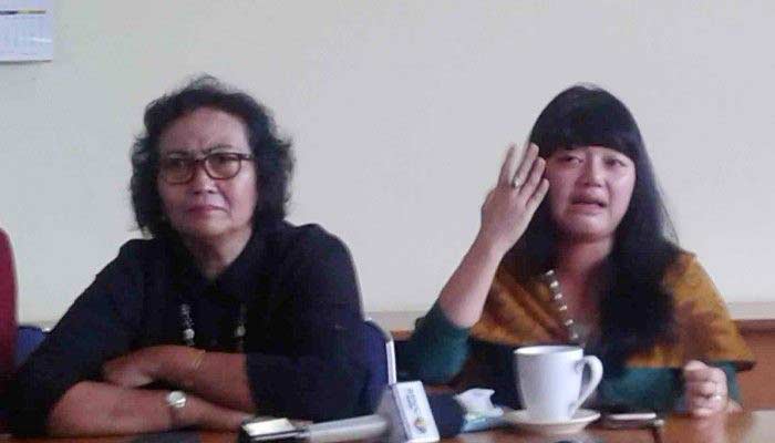 Dita (kanan) saat melapor ke LBH Apik di Jakarta beberapa saat lalu. foto: merdeka