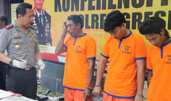Kapolres Gresik AKBP Kusworo Wibowo saat menginterogasi tersangka spesialis pembobolan rumah, Napsikun (tiga dari kiri). foto: ist