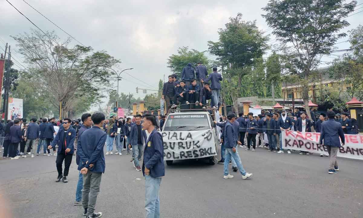 Gelar Aksi hingga Blokade Jalan, Himaba Pertanyakan Kinerja Polres Bangkalan