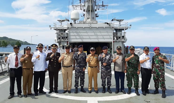 Forkopimda Sulawesi Barat bersama Komandan Guspurla Koarmada II Laksma TNI Rahmat Eko Rahardjo beserta staf foto bareng di atas KRI Yos Sudarso-353.