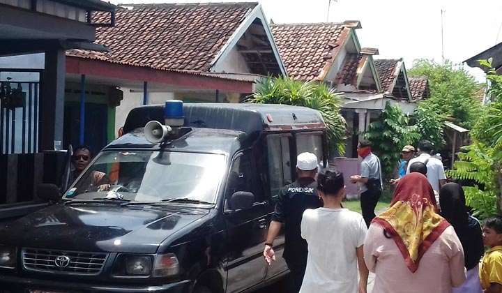 Petugas mengevakuasi korban ke RSUD Kota Probolinggo guna dilakukan autopsi.