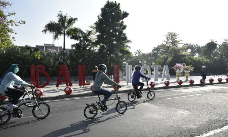 Tingkatkan Imun, Risma Ajak Warga Gowes dan Lihat Indahnya Tabebuya Bermekaran