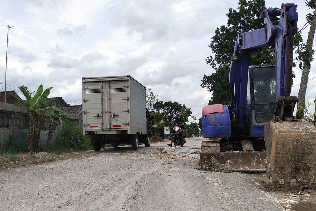 Belum Selesai 100 Persen, Proyek Perbaikan Jalan Senori-Bangilan Tuban Dikeluhkan Masyarakat