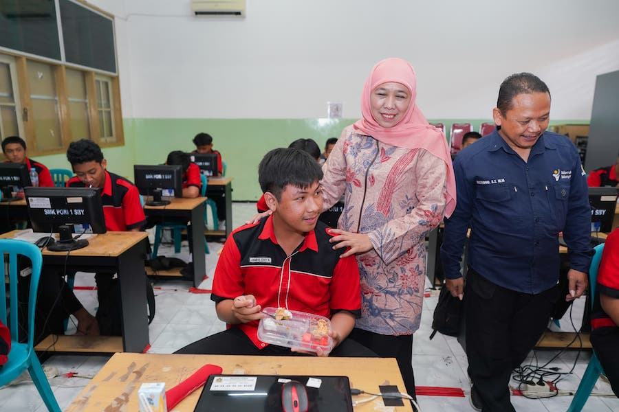Khofifah Indar Parawansa saat meninjau program MBG di SMK PGRI 1 Surabaya