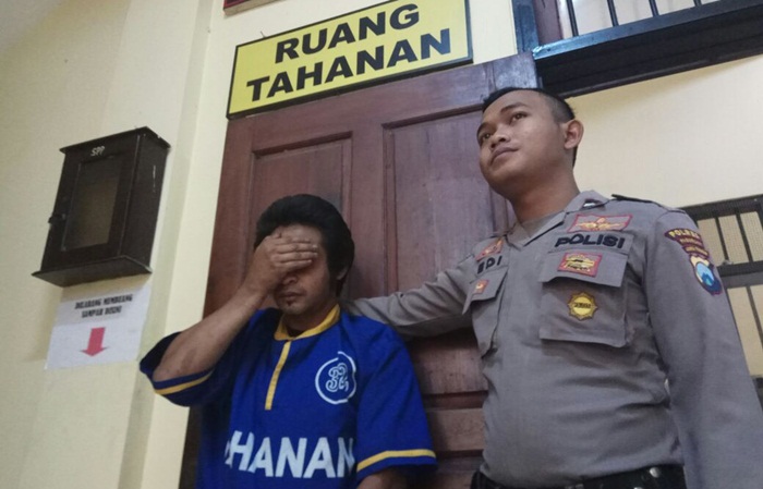 Pelaku saat bersama petugas Polres Pasuruan.