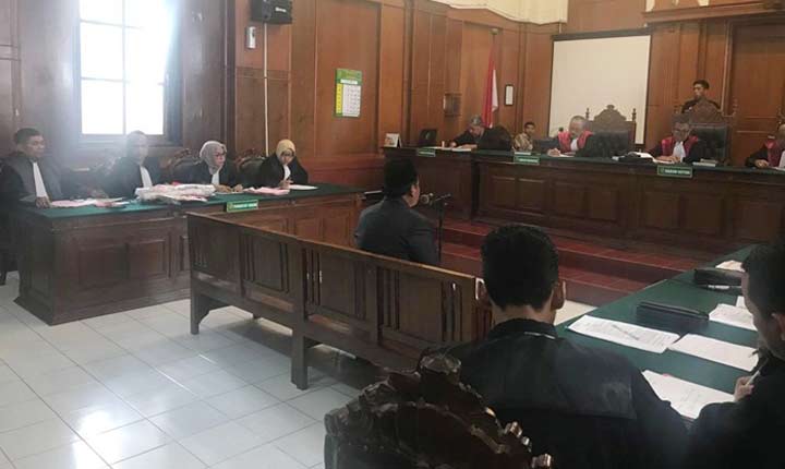 Sidang Sugi Nur Raharja di PN Surabaya Memanas