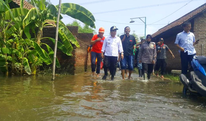 Wabup Pasuruan Mujib Imron saat memantau banjir di Kecamatan Beji.