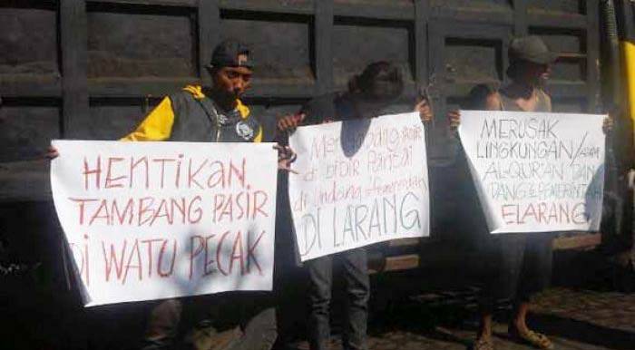 Masih Ada Tambang Liar di Lumajang, Warga Hadang Truk Angkut Pasir Besi