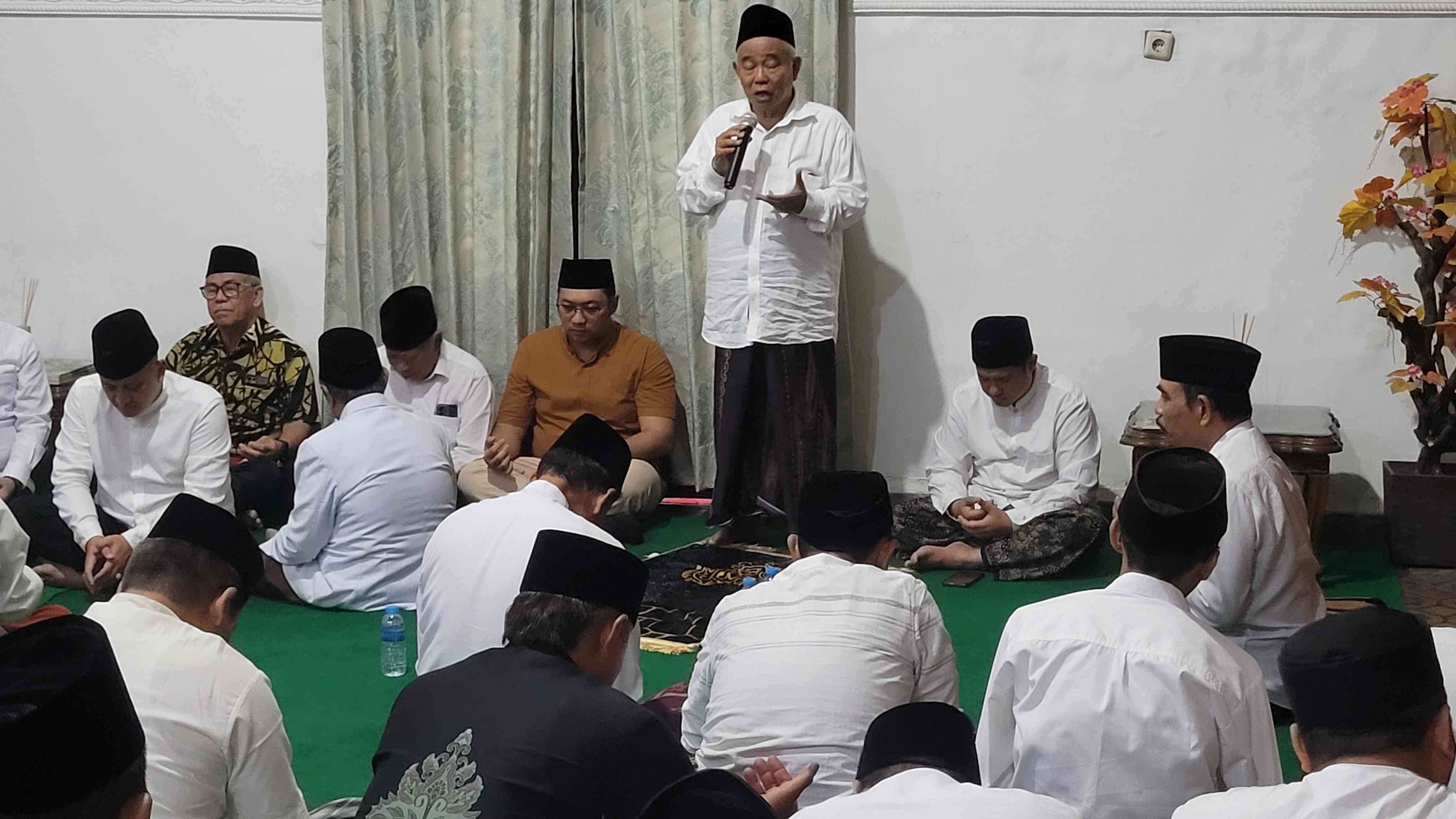 Kiai Asep Rasakan Banyak Jin saat Pimpin Shalat Malam & Istighatsah di Pendopo Peringgitan