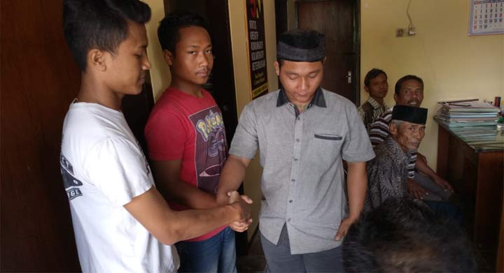 Korban (kiri kaos putih) bersalaman dengan kedua pelaku tanda perdamaian.