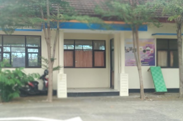 Kantor koperasi di kawasan Pasar Minulyo yang tutup tidak ada aktivitas. foto: YUNIARDI SUTONDO/ BANGSAONLINE