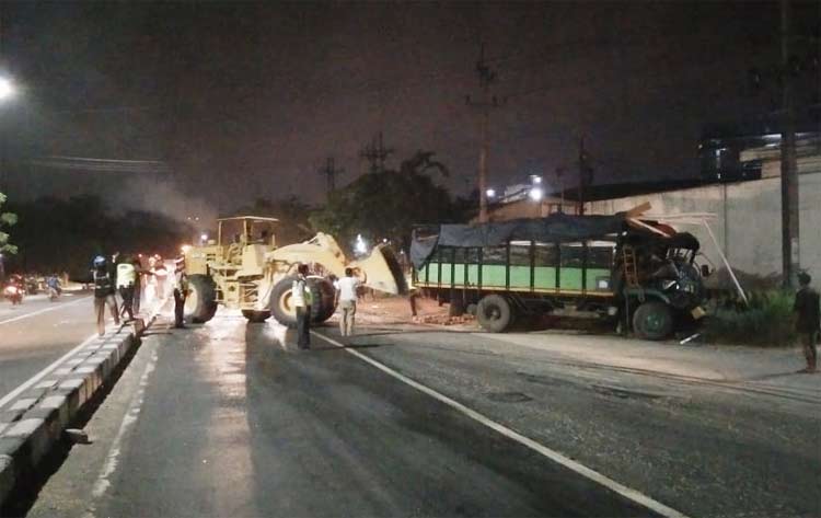 Proses evakuasi truk yang terlibat kecelakaan di jalan Trosobo,Sidoarjo.