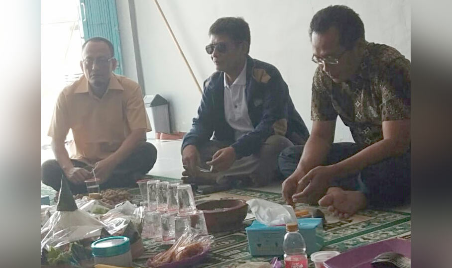Abah Khozin diapit Nurhamim dan Nadir saat peresmian PT. 1L3IS. foto: SYUHUD/ BANGSAONLINE