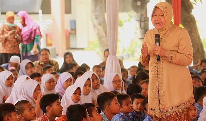 Wali Kota Surabaya Tri Rismaharini memberikan pengarahan kepada para pelajar di SDN Krembangan Selatan III Jalan Bubutan no 145-147, Surabaya, Rabu (15/1/2020). foto: ist.