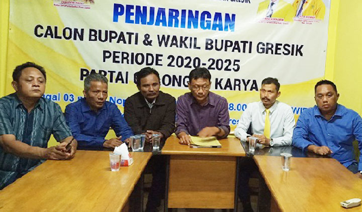 Jajaran petinggi DPD Golkar Gresik saat memberikan keterangan pers. foto: SYUHUD/ BANGSAONLINE