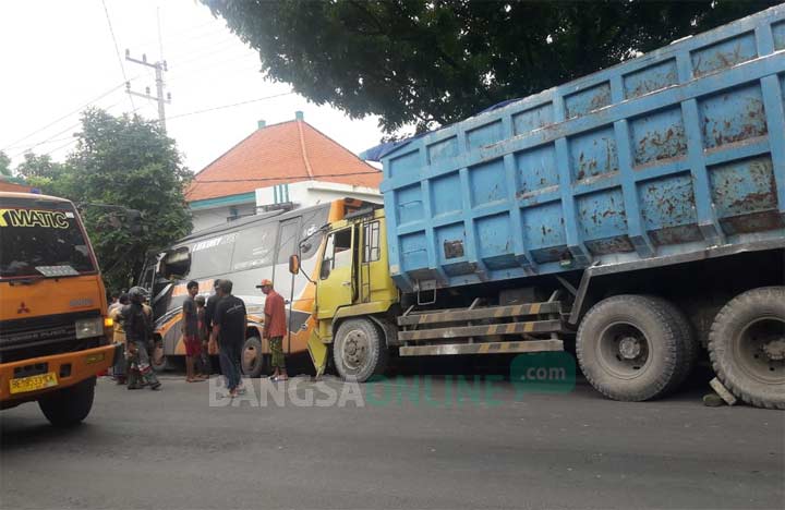 Kondisi bus pariwisata dan dump truk usai terlibat kecelakaan.