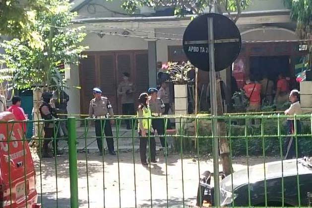 Tim Densus 88 Antiteror dan personel Brimob Detasemen C Surakarta saat menggeledah rumah terduga teroris Gatot Witono alias Sabarno di di Jalan Hasanudin, Selosari, Magetan, kemarin (25/10).