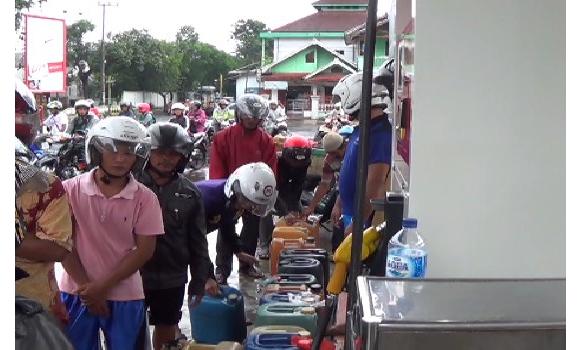Aksi Borong BBM, Oknum Petugas SPBU di Bondowoso Lakukan Pungli