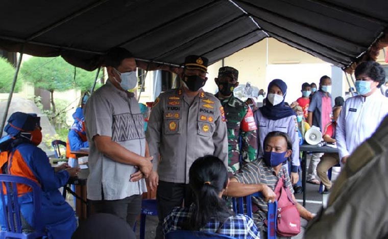 Wali Kota Kediri Tinjau Pelaksanaan Vaksinasi Masal di Mapolres Kediri Kota