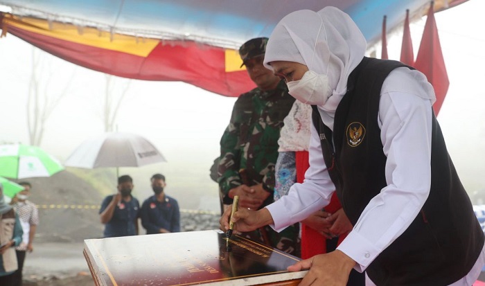 Resmikan Jembatan Kajar Kuning, Khofifah: Akses Bangkitkan Ekonomi dan Pendidikan Kian Mudah