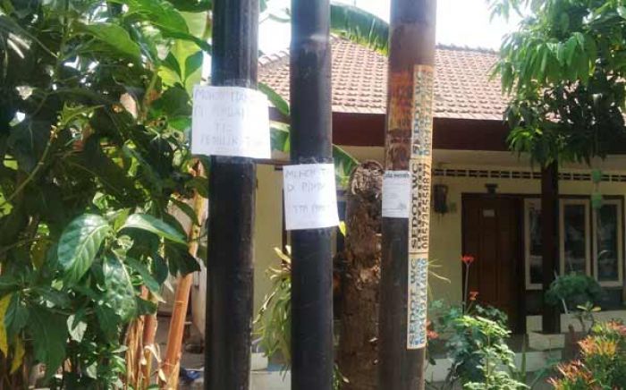 Salah satu tiang milik Biznet yang diprotes warga. foto: arif kurniawan/BANGSAONLINE
