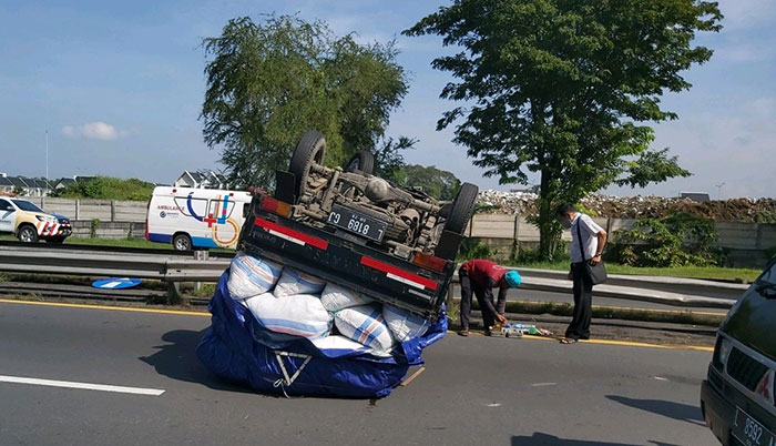 Kondisi pikap yang terguling di sekitar Desa Banjarbendo, Kecamatan/Kabupaten Sidoarjo, atau KM 757/A arah Sidoarjo-Porong, Senin (6/6/2022). 
