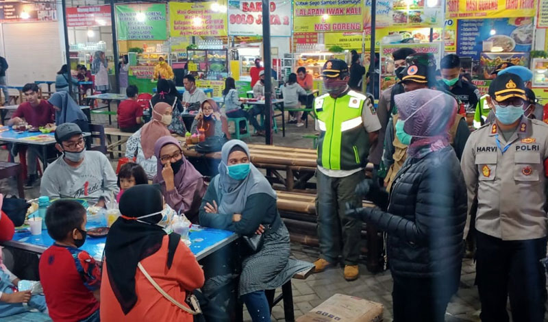 Wali Kota Dewanti Rumpoko dan Kapolres Batu saat menyapa pengunjung Alun-alun dan PKL di sekitar Alun-alun.