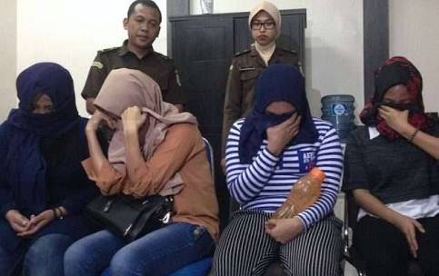 Keempat terdakwa perempuan cantik kurir narkoba saat dilimpahkan ke tahap II Kejari Sidoarjo. ft: NANANG I/ BANGSAONLINE