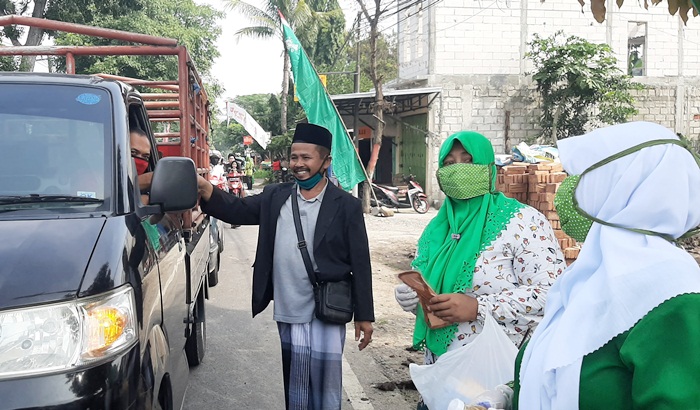 Cegah Corona, MWC NU Wungu Madiun Bagikan 500 Masker dan 1.000 Botol Jamu Herbal