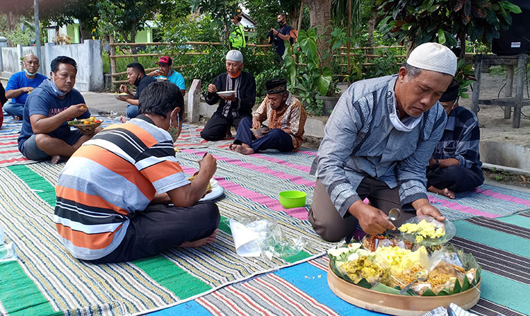 Warga Jalan Waru Kelurahan Rembang, Kecamatan Sananwetan, Kota Blitar saat menggelar syukuran dan makan tumpeng bersama. (foto: ist).