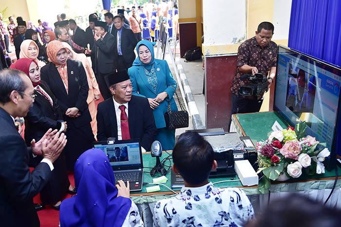 Bupati Fadeli saat mencoba aplikasi berbasis data.