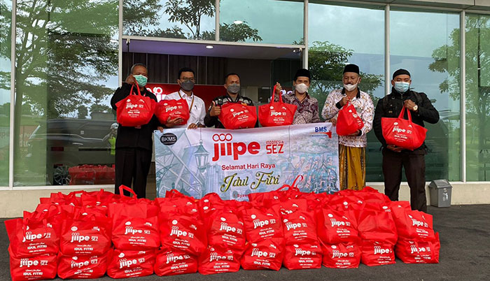 Songsong Hari Raya Idulfitri 1443 H, JIIPE Berikan Ratusan Paket Sembako