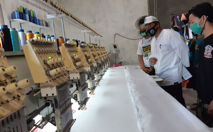 SAMBANG UMKM: Bambang Haryo Soekartono (BHS) mengunjungi Kampung Topi, Desa Punggul Kecamatan Gedangan, Rabu (1/7). foto: MUSTAIN/ BANGSAONLINE