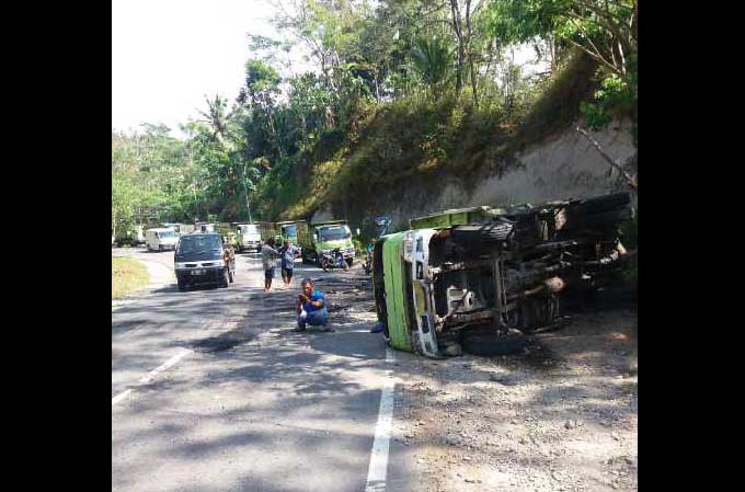 Tak Kuat Menanjak, Truk Fuso Pengangkut Aspal Terguling di JLS Pacitan