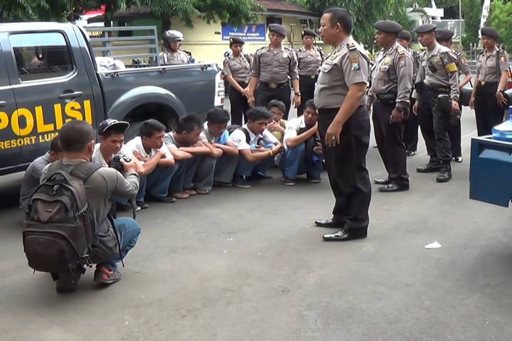 Para siswa SMA-SMK yang ditangkap karena pesta miras. foto: imron/harian bangsa