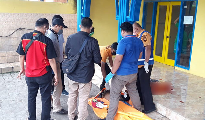 Petugas saat mengevakuasi pemuda yang tewas mengenaskan di teras musala Dusun Ngares, Desa Ngares Rejo, Kecamatan Sukodono, Sidoarjo.