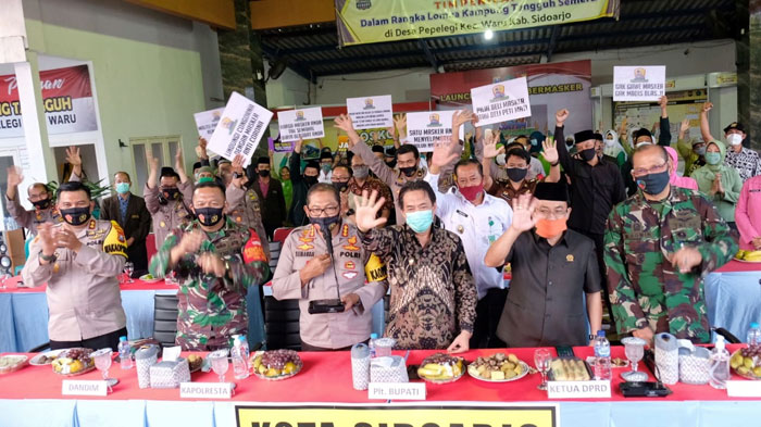 Almarhum Cak Nur semasa hidup (pakai baju batik). foto: ist.