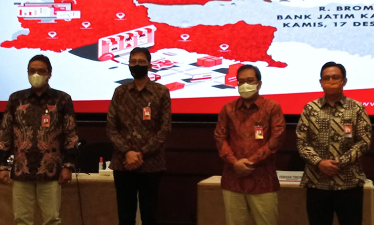Direktur Utama Bank Jatim Busrul Iman (kedua dari kiri) bersama jajaran. (foto: ist)