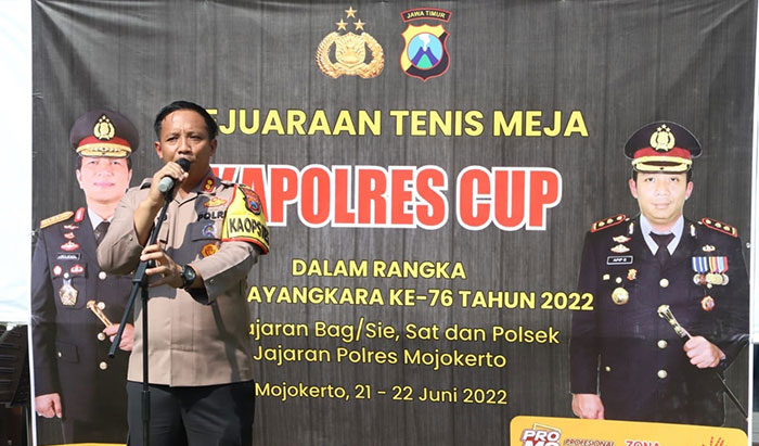 Kapolres Mojokerto, AKBP Apip Ginanjar, saat membuka perlombaan dalam rangka memperingati Hari Bhayangkara ke-76.
