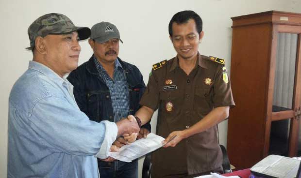 Kasi Pidsus Kejari Batu, Andi Ermawan SH, menerima laporan soal penyelewengan TPP Kota Batu. foto: BANGSAONLINE