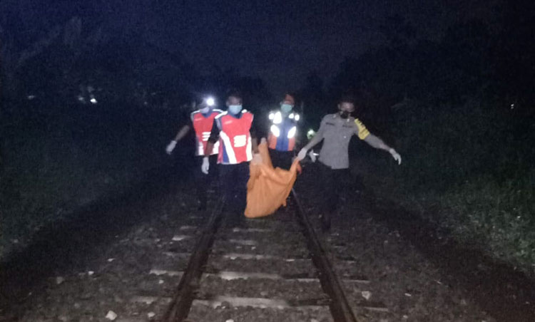 Nenek Tanpa Identitas Tewas Tersambar Kereta Api di Blitar