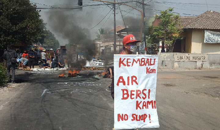 Perusahaan Buang Limbah Sembarangan, Warga Baujeng Tutup Jalan