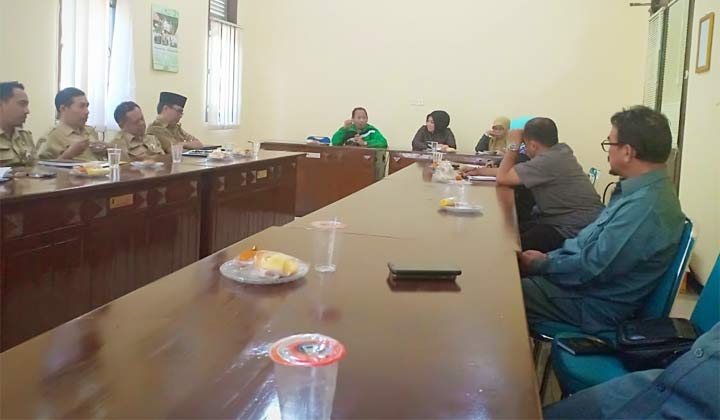 Anggota Komisi C bersama Wakil Ketua DPRD Tuban Tri Astutik saat pertemuan di kantor Dispendik.