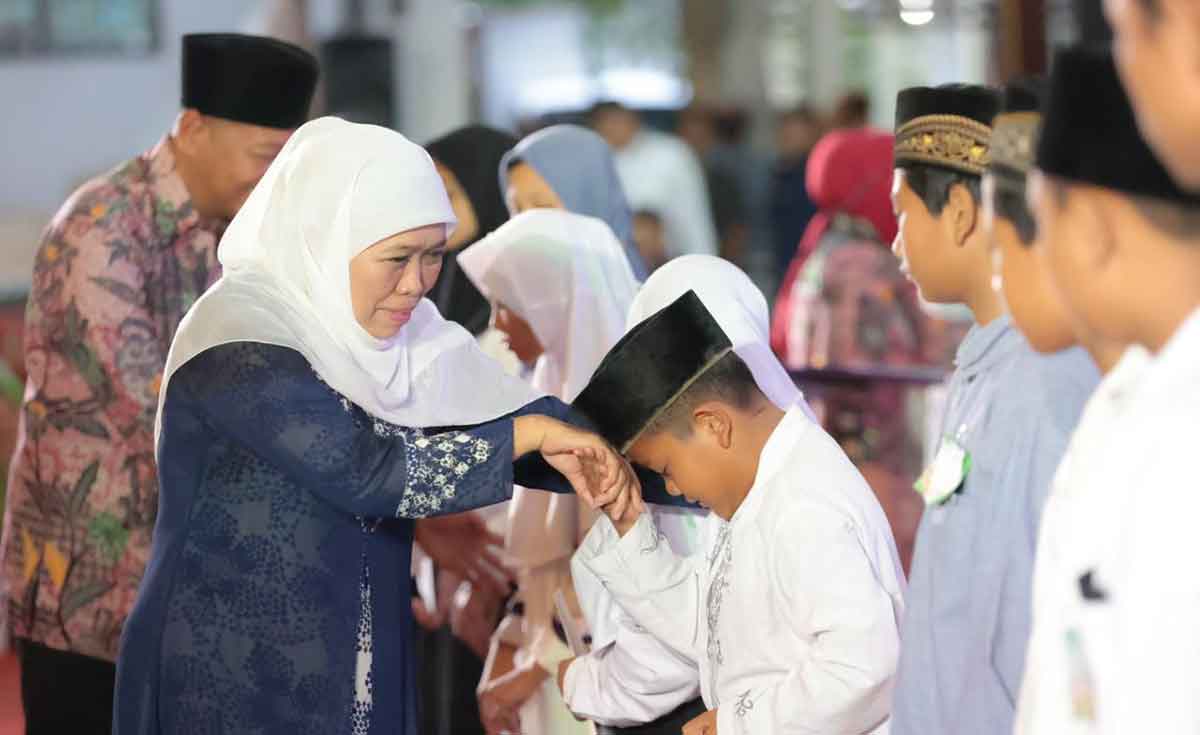 Gubernur Khofifah Berbagi Ceria Bersama 1.700 Yatim di Tulungagung